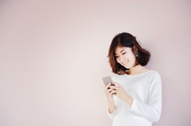 Asya genç güzel Bayan dokunmaktan ve onun akıllı telefon tarama