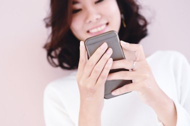 Asya akıllı telefonu olan mutlu kadın