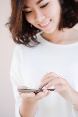 Asya akıllı telefonu olan mutlu kadın