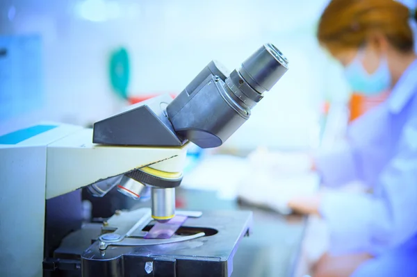 Tecnología médica que trabaja en el hospital de laboratorio — Foto de Stock