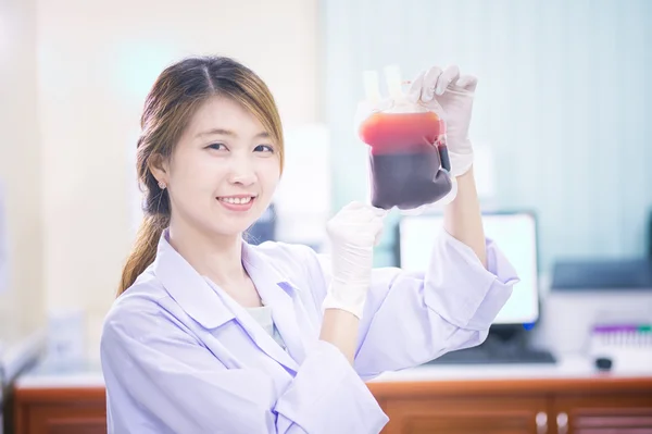 Doctor with package of donor blood — Stock Photo, Image