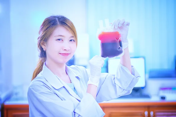 Bag of Blood in hand asian Doctor — Stock Photo, Image