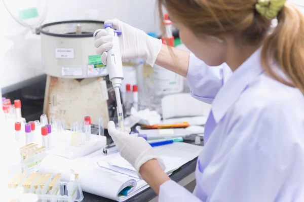 Asia mujeres tecnología médica haciendo investigación en laboratorio — Foto de Stock