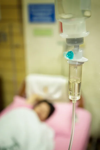 Kadın hasta hastanede serum, yakın çekim — Stok fotoğraf