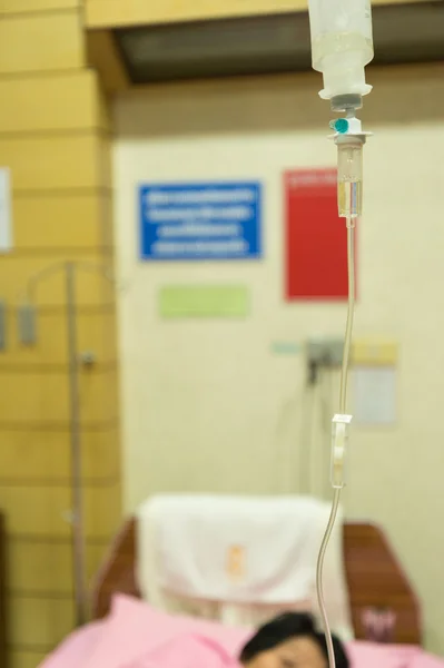 Primer plano de solución salina con paciente en el hospital —  Fotos de Stock
