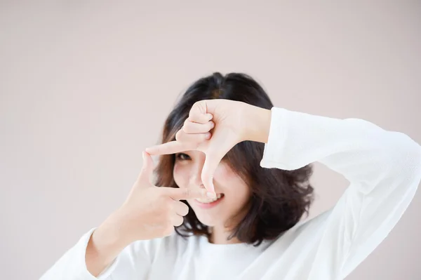 Piękna dziewczyna Azji zrobić ręka symbol ramka — Zdjęcie stockowe