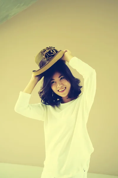 Portrait d'asie jeune femme sexy avec chapeau — Photo