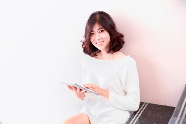 Sorriso jovem asiático mulher uso tablet computador — Fotografia de Stock
