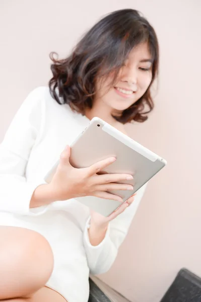 Leende ung asiatisk kvinna använda Tablet PC: n — Stockfoto