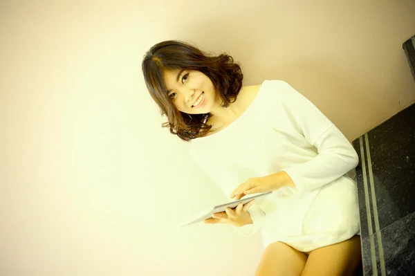 Smile Asien kvinna sittande trappa med digital tablet PC — Stockfoto