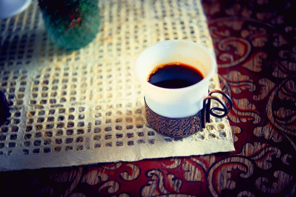 Weiße Kaffeetasse auf dem Tisch - Bild im Vintage-Stil — Stockfoto