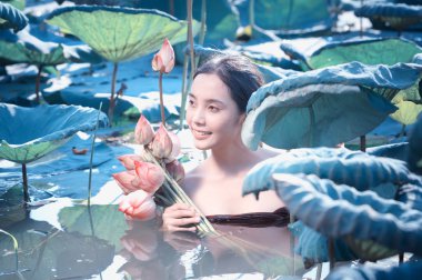 Taylandlı kadın çiftçi toplama lotus Bahçe, Tayland Yaşam