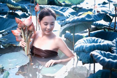 Taylandlı kadın çiftçi toplama lotus Bahçe, Tayland Yaşam