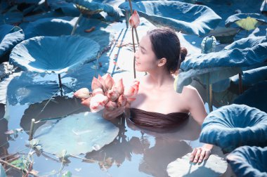 Taylandlı kadın çiftçi toplama lotus Bahçe, Tayland Yaşam