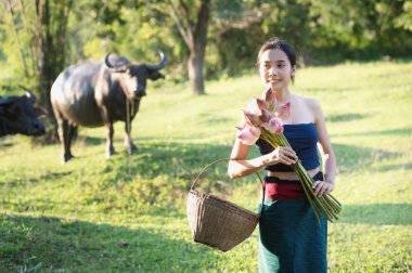 Ankara kelimesini kullanarak kırsal Tay antik genç kadınlarla