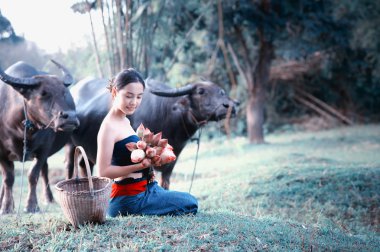 Ankara kelimesini kullanarak kırsal Tay antik genç kadınlarla
