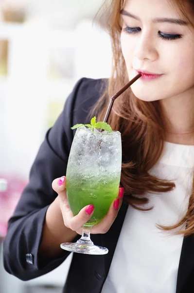 Asia mujer de negocios con bebida de frutas, alimentos para el concepto de salud — Foto de Stock