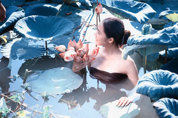 Taylandlı kadın çiftçi toplama lotus Bahçe, Tayland Yaşam