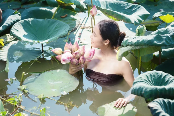 Tajski kobieta rolnik zbierania Lotos w ogrodzie, tajskim stylu życia — Zdjęcie stockowe