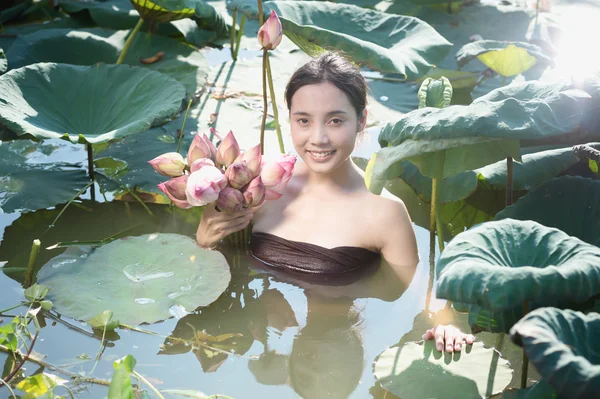 Tajski kobieta rolnik zbierania Lotos w ogrodzie, tajskim stylu życia — Zdjęcie stockowe
