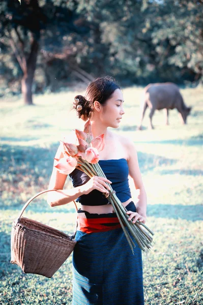 Tajski starożytnych młodych kobiet z buffalo na wsi — Zdjęcie stockowe