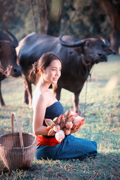 Tajski starożytnych młodych kobiet z buffalo na wsi — Zdjęcie stockowe