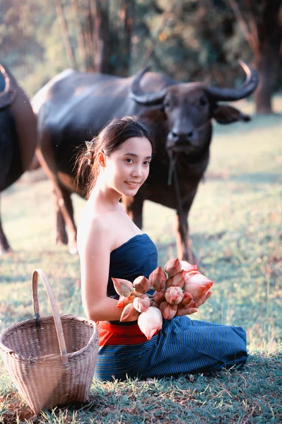 Тай древних молодых женщин с буйволом на сельской местности — стоковое фото