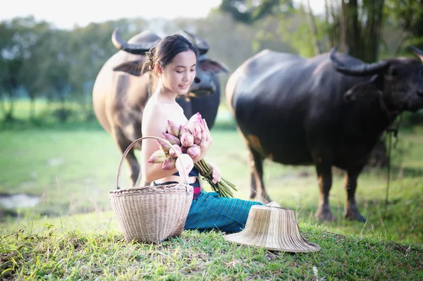 Тай древних молодых женщин с буйволом на сельской местности — стоковое фото