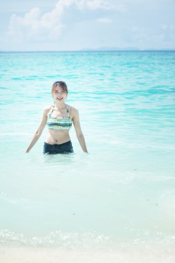 Asya sahilde bikinili güzel genç kadın