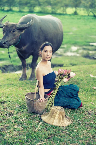 Thai anciennes jeunes femmes avec buffle sur rural — Photo