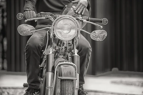 Biker sitzt auf seinem Motorrad — Stockfoto