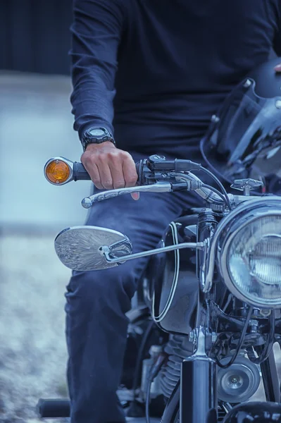 Hombre motociclista sentado en su motocicleta, efecto vintage — Foto de Stock