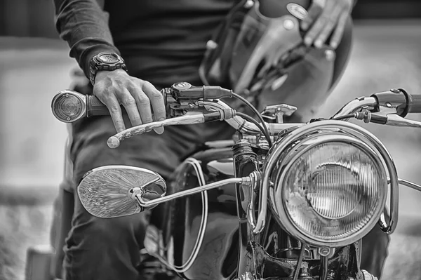 Biker man zit op zijn motorfiets — Stockfoto