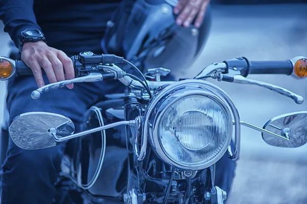 Biker homem sentado em sua motocicleta, efeito vintage — Fotografia de Stock