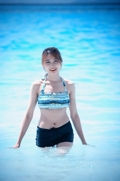 Azië mooie jonge vrouw in bikini op het strand — Stockfoto