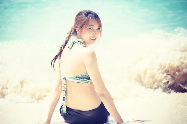 Ásia bela jovem mulher em biquíni na praia — Fotografia de Stock