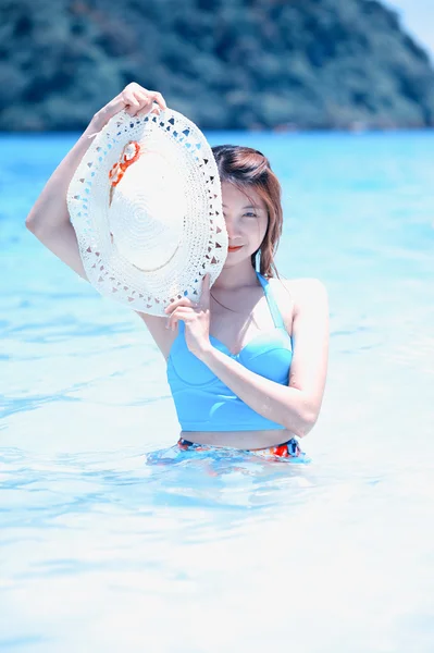 Ásia bela jovem mulher com chapéu em biquíni na praia — Fotografia de Stock