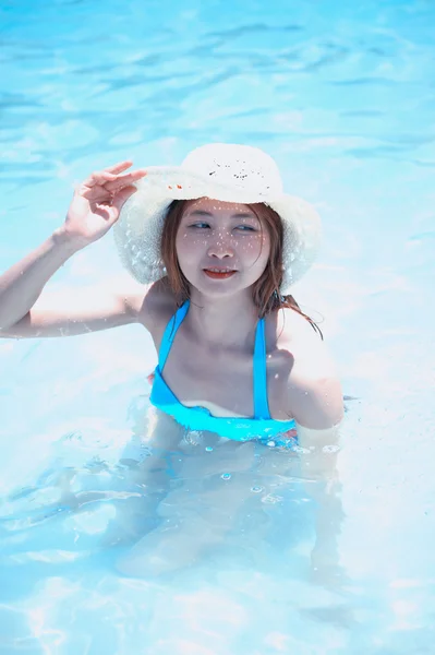 Asie belle jeune femme avec chapeau en bikini sur la plage — Photo