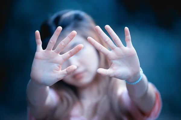 Asiático las mujeres mostrando stop mano gesto, enfoque de la mano —  Fotos de Stock