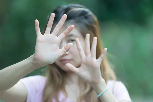 Asiático las mujeres mostrando stop mano gesto, enfoque de la mano —  Fotos de Stock