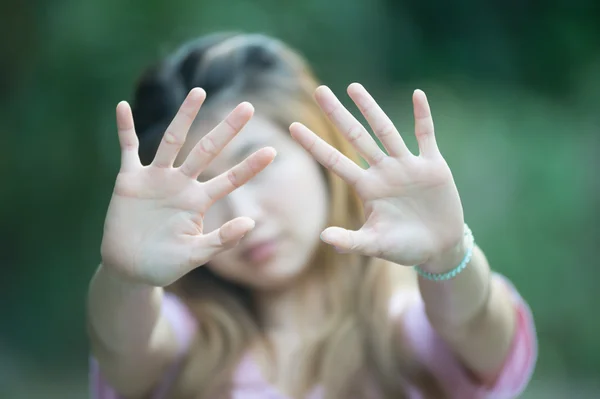 Asiático las mujeres mostrando stop mano gesto, enfoque de la mano —  Fotos de Stock