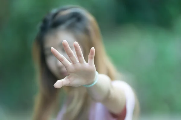 Asiático las mujeres mostrando stop mano gesto, enfoque de la mano —  Fotos de Stock