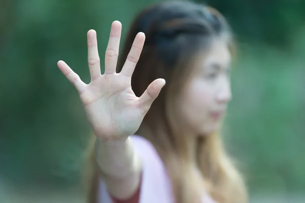 Asiático las mujeres mostrando stop mano gesto, enfoque de la mano —  Fotos de Stock