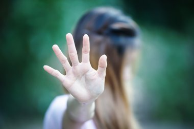 Stop el hareketi, odak el gösteren Asyalı kadınlar