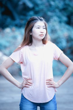 Asya kadın model ile poz bel üzerinde eller