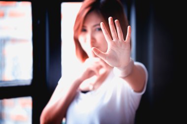 Stop el hareketi, odak el gösteren Asyalı kadınlar