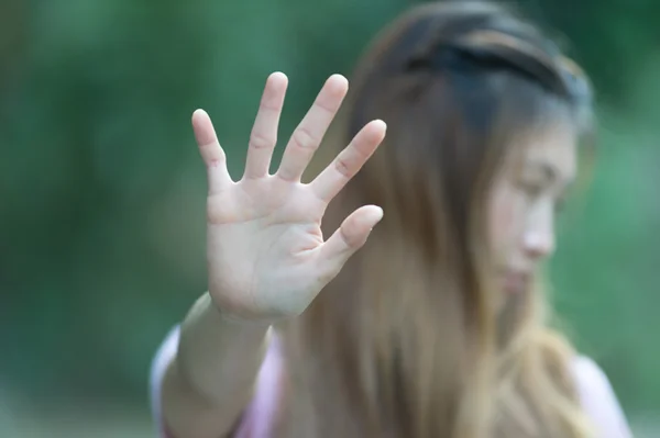 Asiatico donne mostrando stop mano gesto, messa a fuoco mano — Foto Stock