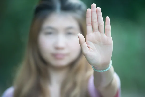 Asiático las mujeres mostrando stop mano gesto, enfoque de la mano —  Fotos de Stock