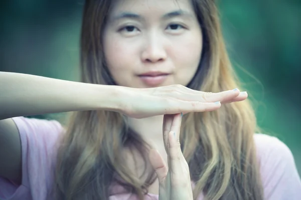 Asie žena ukazuje, že rukou zastavit časový limit — Stock fotografie