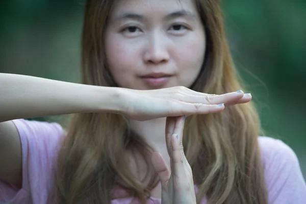 Asie žena ukazuje, že rukou zastavit časový limit — Stock fotografie